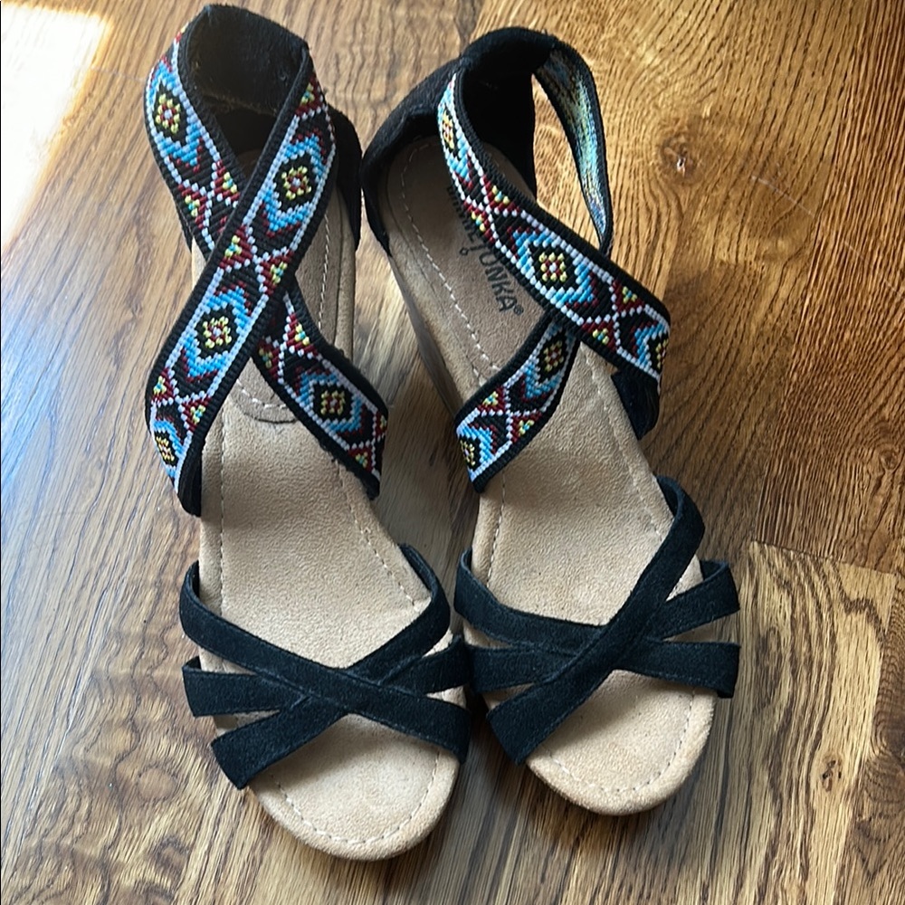 Minnetonka Black Platform Sandals with Geometric Embroidery [womens 9]